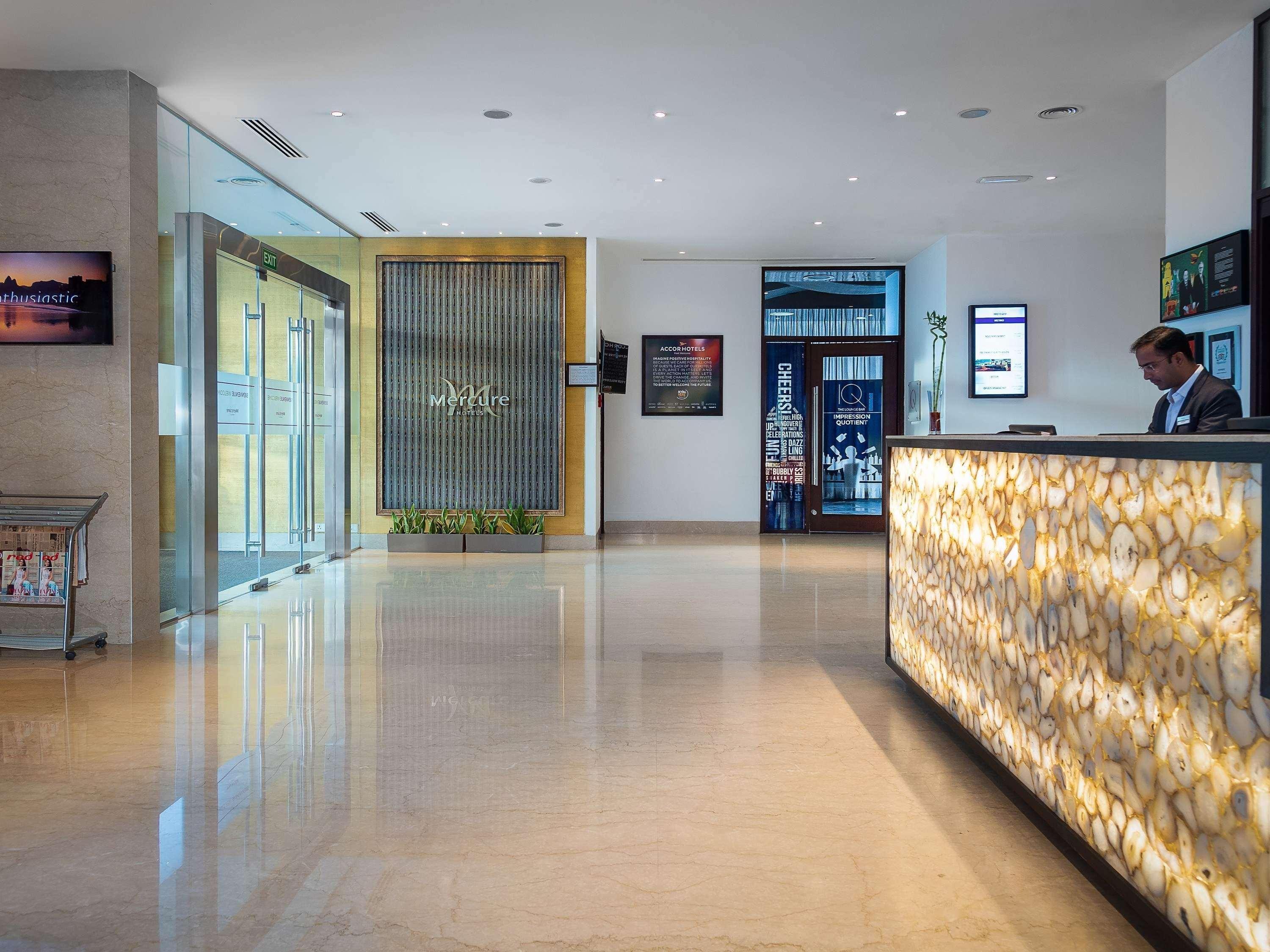Mercure Hyderabad Kcp Banjara Hills, An Accor Hotel Exterior foto Lobby