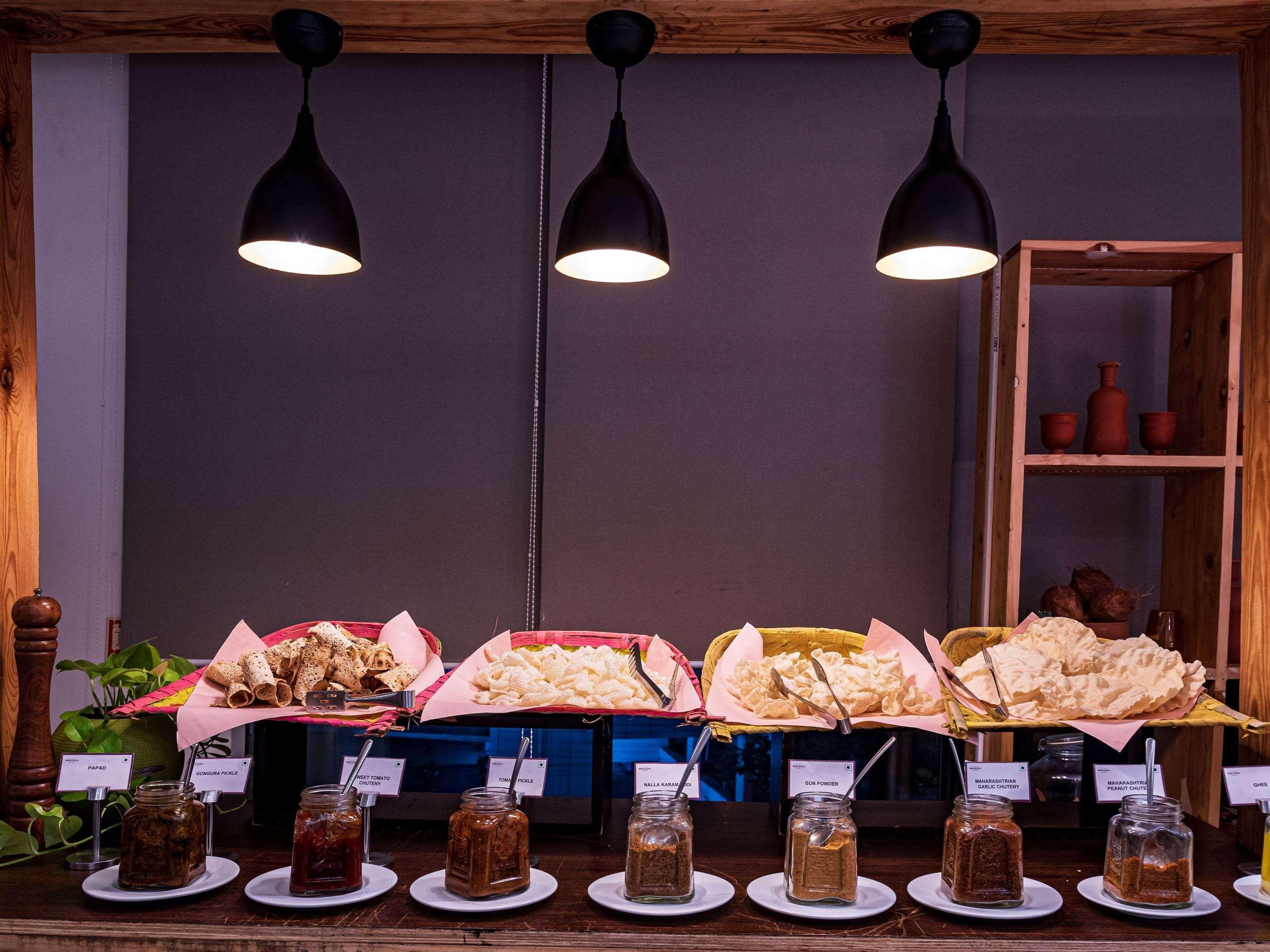 Mercure Hyderabad Kcp Banjara Hills, An Accor Hotel Exterior foto A selection of Thai desserts