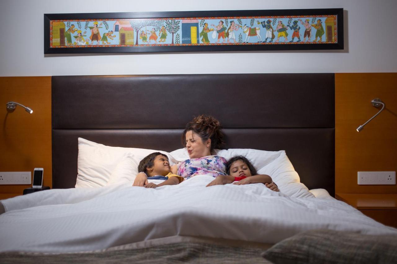 Mercure Hyderabad Kcp Banjara Hills, An Accor Hotel Exterior foto A mother and her two children in a hotel room